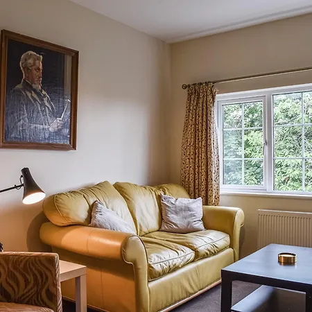 8 Lowther Gardens *